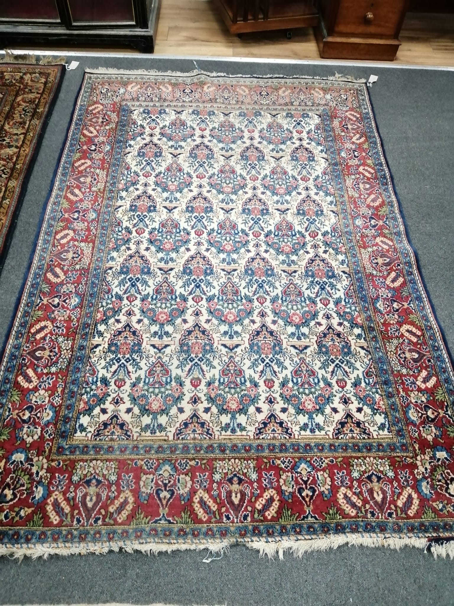 A Kashan ivory ground rug, 200 x 133cm